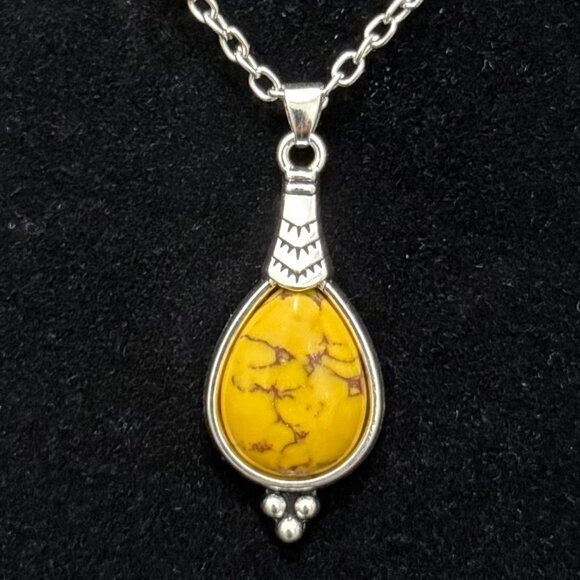 Inlaid Yellow Faux Stone and Silver Adjustable Necklace - Picture 2 of 4